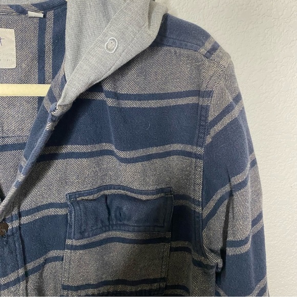 90’s Style Button Down Hooded Flannel - Picture 4 of 6